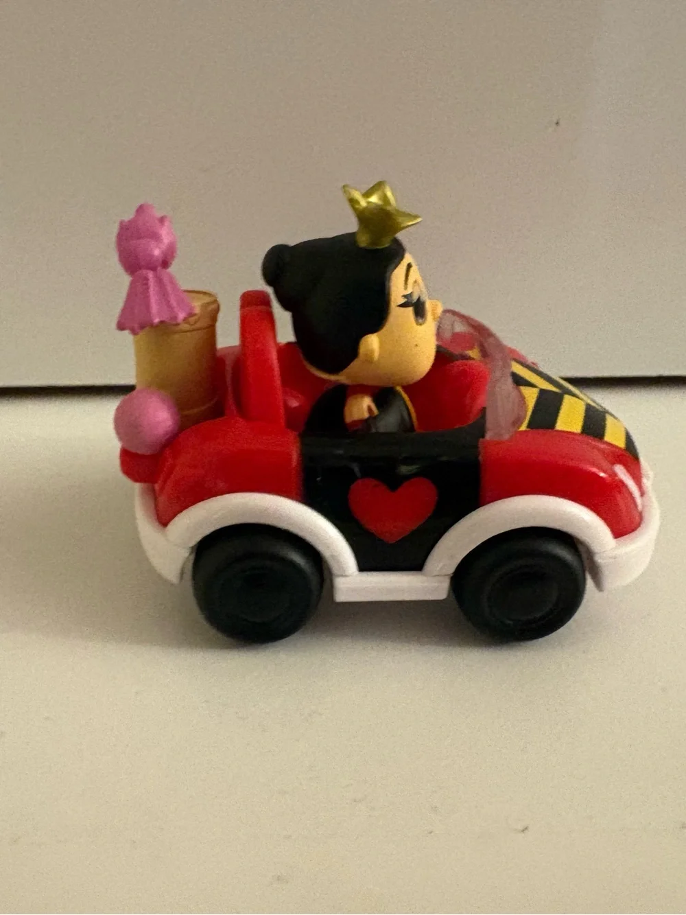 Disney Doorables Let's Go Vehicles Series 2  Queen of Hearts Set